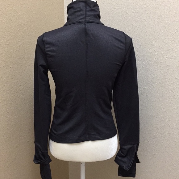 Under armor super cute and good layer jacket - Picture 2 of 2